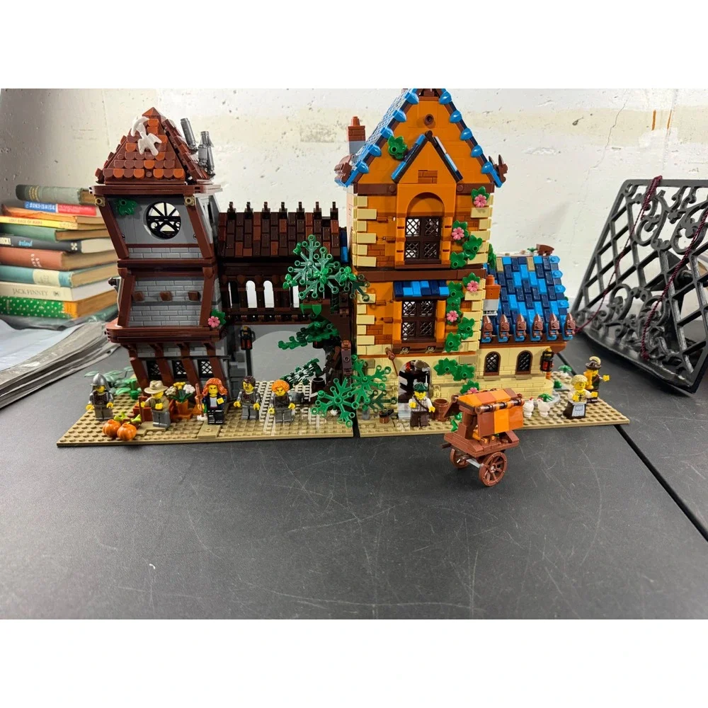 Jie Star Medieval Scholars Retreat and Alchemist Shop Building Set with 8 Mini